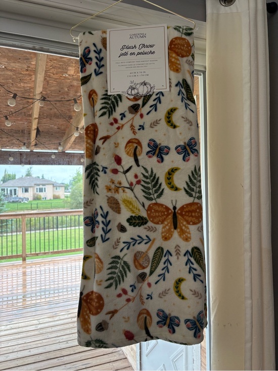 Marshalls Other - Garden & Autumn Plush Throw Blanket in Cream with Autumn Motif